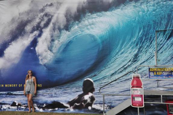 Pelo menos no cartaz, lá estão as famosas ondas de Pipeline, em Oahu, no Havaí